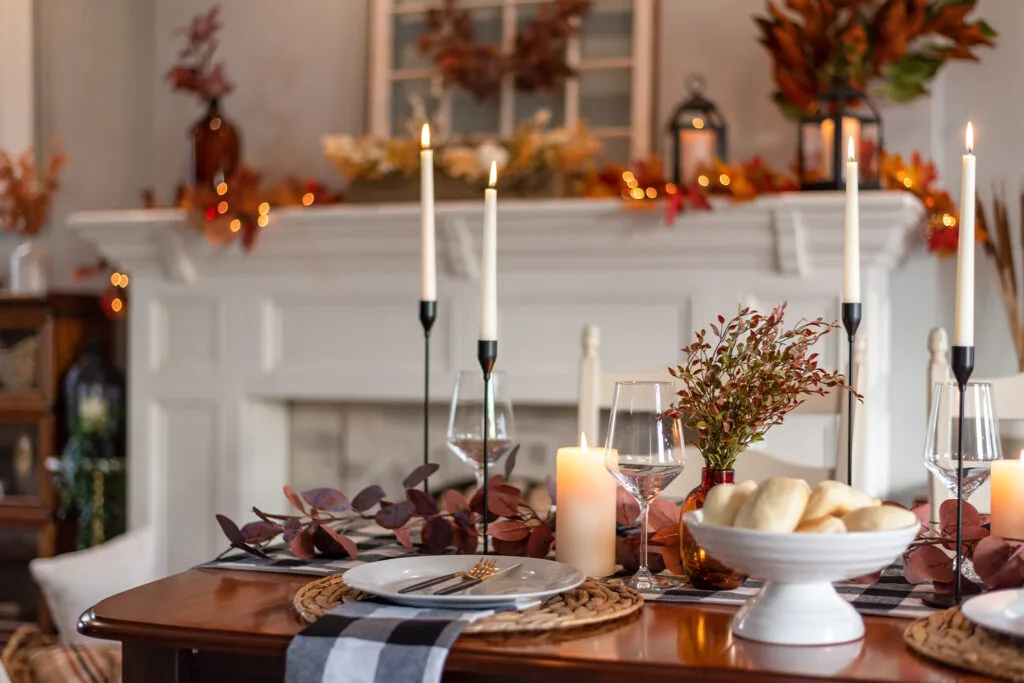 simple thanksgiving dinner table