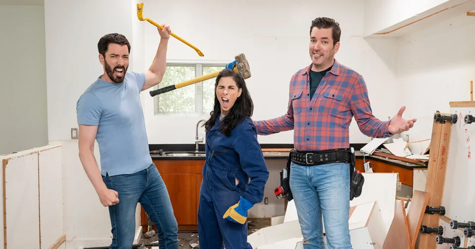 sarah silverman celebrity iou episode with drew scott and jonathan scott property brothers holding tools