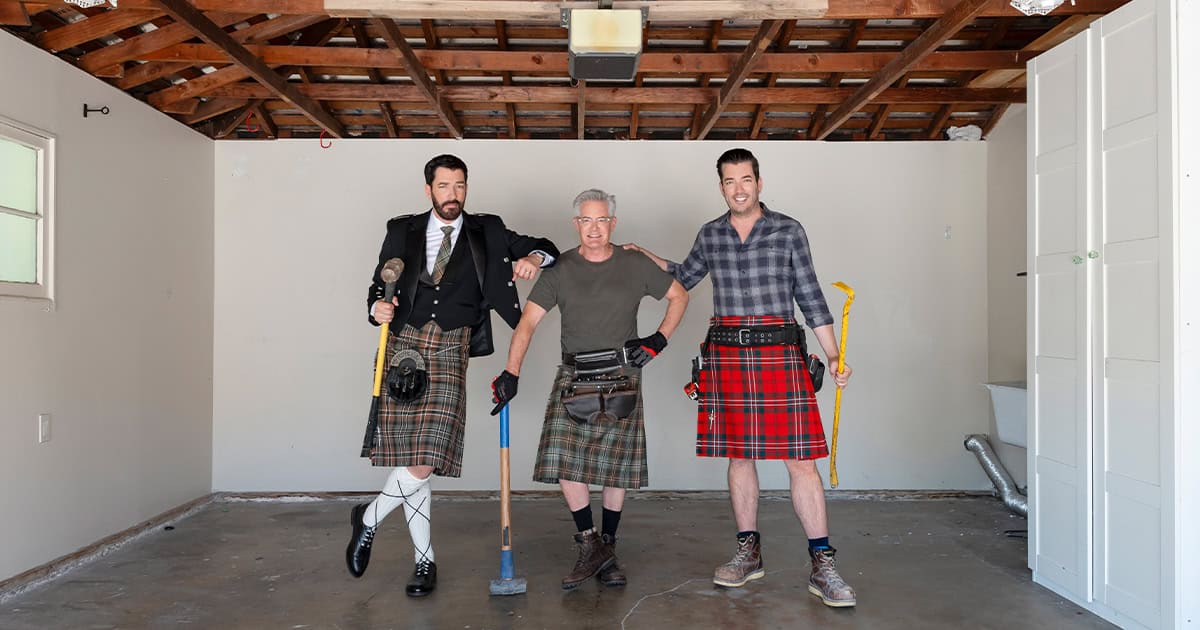 kyle maclachlan celebrity iou posing with drew scott and jonathan scott on set